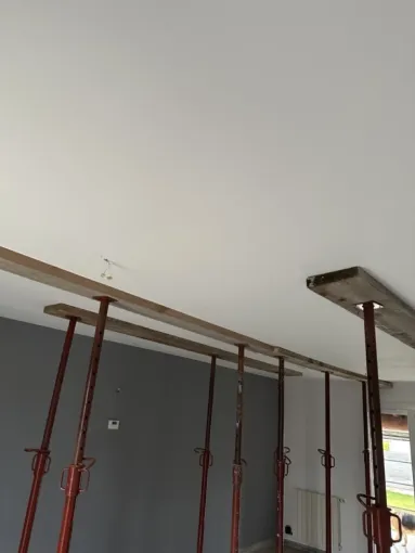 Le plafond a été maintenu provisoirement par des étais de maçons et des bastaings.