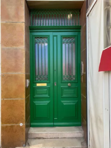 Rénovation en peinture d'une double porte à Marseille , Trets, Ferreol Peinture