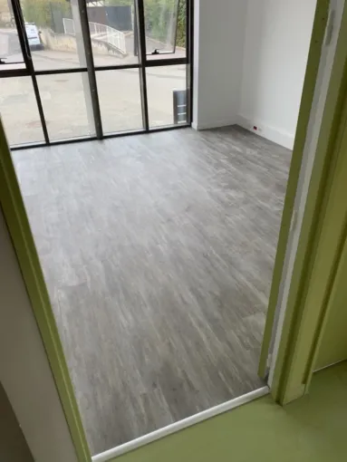 Pose de lame PVC collé imitation parquet terminée.