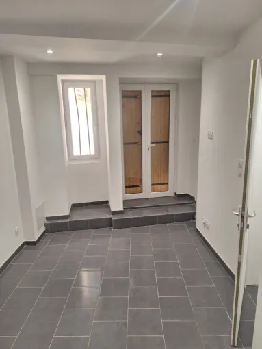 Rénovation d'une entrée d'immeuble et d'un appartement suite à un incendie, à Draguignan, Trets, Ferreol Peinture