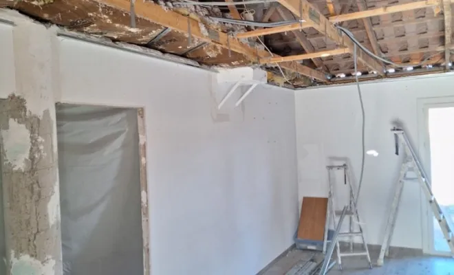 Après démolition totale du plafond et retrait de l'ancien isolant thermique.