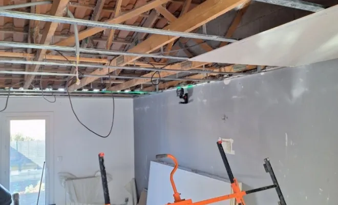 Démarrage des travaux de rénovation: armature et pose de plaques de placoplâtre.