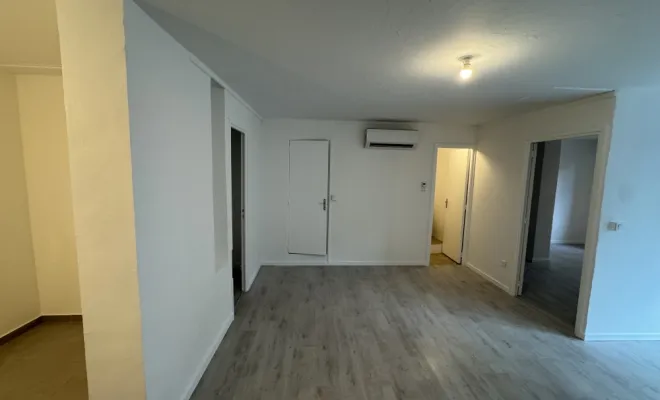 Après traitement du sinistre, avec pose d'un parquet flottant. 