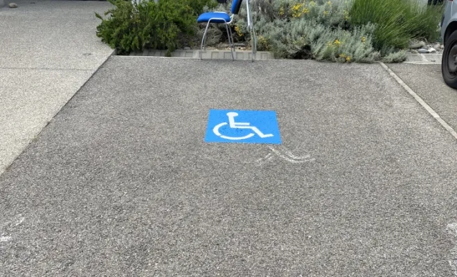 Stationnement réservé aux personnes à mobilité réduite.
