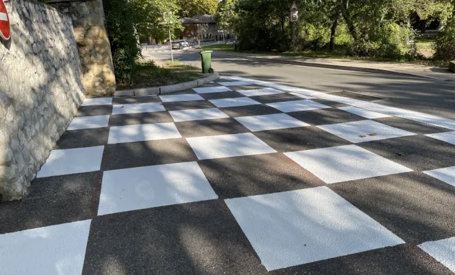 Traçage d'un damier routier (Arrêt et stationnement interdit).