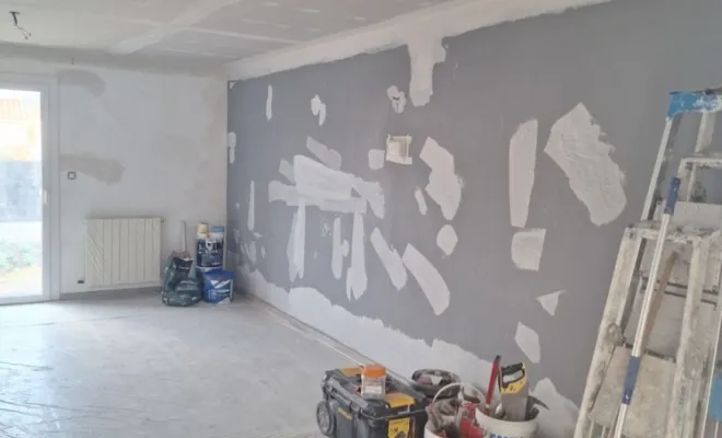 Plafond entièrement rénové en placoplâtre et bandes à joint avec préparation des murs en enduit.