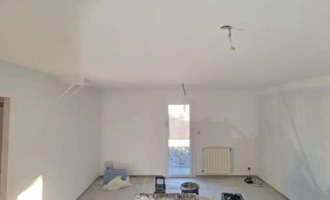 Après travaux de préparation, type mise en enduit en plusieurs opérations et ponçage, mise en impression.