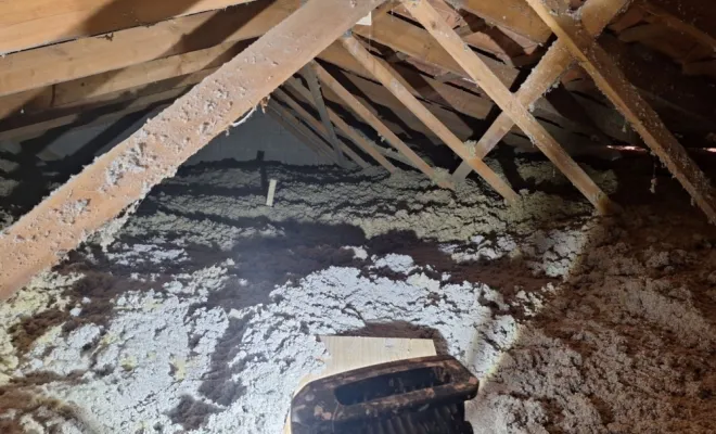 Nouvel isolant thermique soufflé après les travaux effectués sur le plafond affaissé.