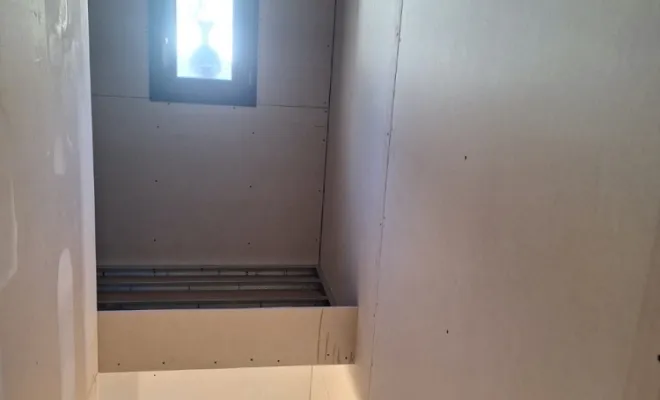 Création de cloisons et contre-cloisons pour un sanitaire et une cage d'escalier, Trets, Ferreol Peinture