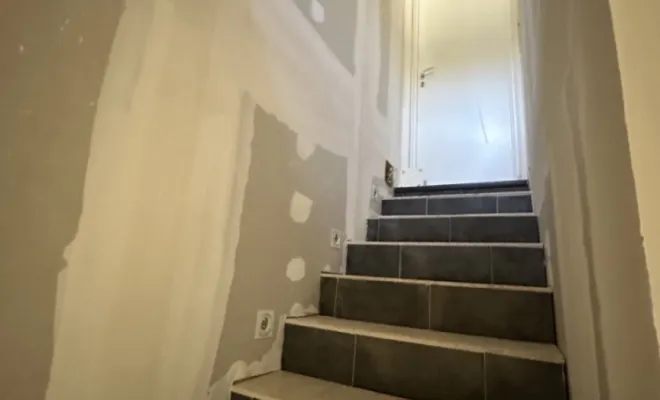 Création de cloisons et contre-cloisons pour un sanitaire et une cage d'escalier, Trets, Ferreol Peinture