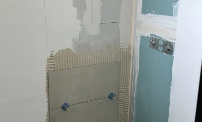 Pose du bac à douche et démarrage de la faïence