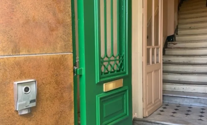 Rénovation en peinture d'une double porte à Marseille , Trets, Ferreol Peinture