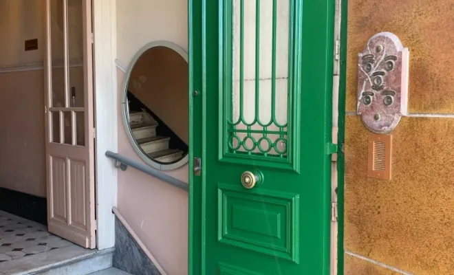 Rénovation en peinture d'une double porte à Marseille , Trets, Ferreol Peinture