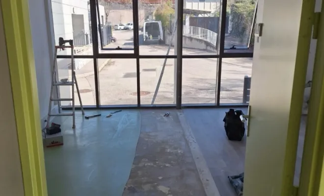 Démarrage des travaux, avec l'enlèvement de l'ancien revêtement collé.