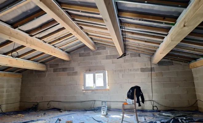 Début de chantier, avec la pose de l'ossature métallique sur les plafonds rampants.