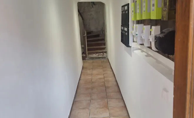 Rénovation d'une entrée d'immeuble et d'un appartement suite à un incendie, à Draguignan, Trets, Ferreol Peinture