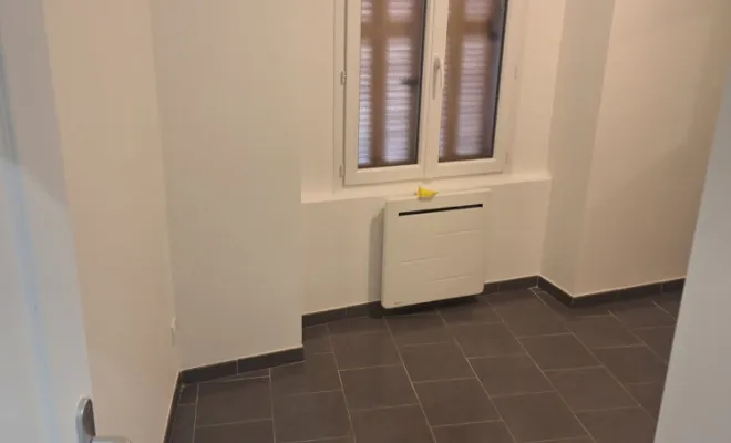 Rénovation d'une entrée d'immeuble et d'un appartement suite à un incendie, à Draguignan, Trets, Ferreol Peinture