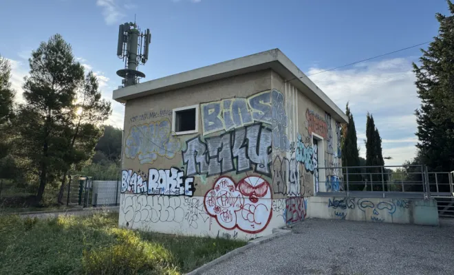 Rénovation de façade d'une station de la SCP à Berre-l'Étang , Trets, Ferreol Peinture