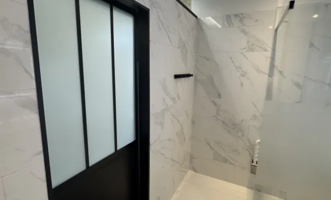 Porte coulissante vue de l'intérieur de la Sdb