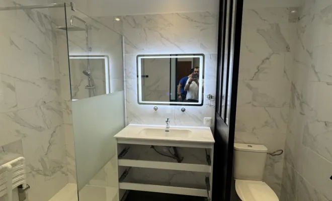 Pose du miroir et meuble 3 tiroirs avec vasque et robinetterie avec M. Jean-Christophe Ferréol, himself!