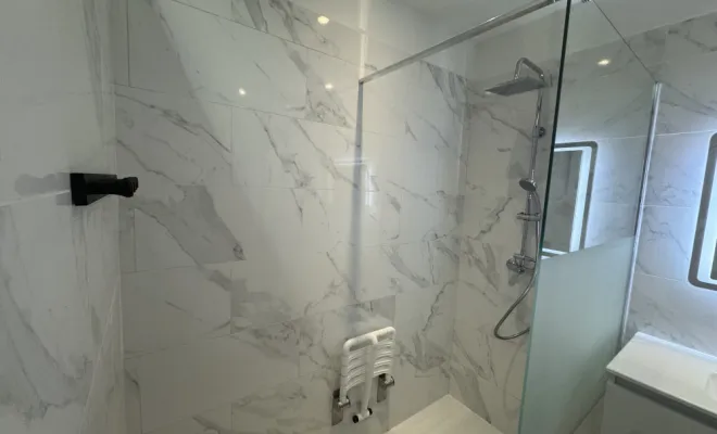 Pose de la paroi et colonne de douche, porte serviette