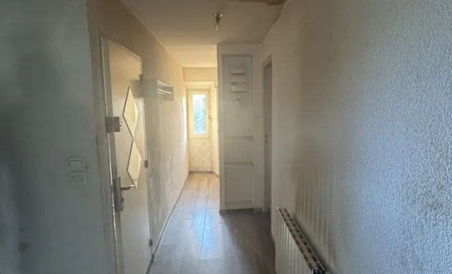 Rénovation des sols en parquet stratifié et mise en peinture des murs et plafonds dans un appartement à TRETS, Trets, Ferreol Peinture