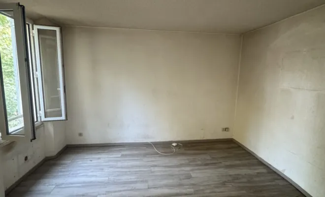 Rénovation des sols en parquet stratifié et mise en peinture des murs et plafonds dans un appartement à TRETS, Trets, Ferreol Peinture