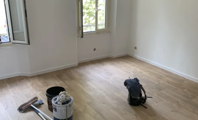 Rénovation des sols en parquet stratifié et mise en peinture des murs et plafonds dans un appartement à TRETS, Trets, Ferreol Peinture