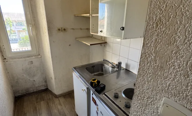 Rénovation des sols en parquet stratifié et mise en peinture des murs et plafonds dans un appartement à TRETS, Trets, Ferreol Peinture