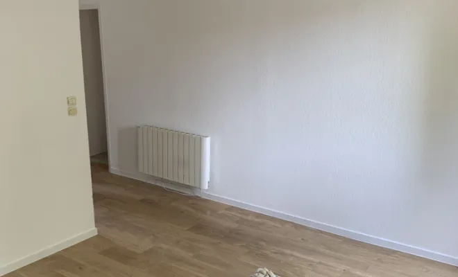 Rénovation des sols en parquet stratifié et mise en peinture des murs et plafonds dans un appartement à TRETS, Trets, Ferreol Peinture