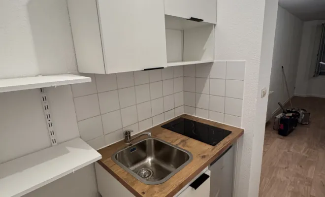 Rénovation des sols en parquet stratifié et mise en peinture des murs et plafonds dans un appartement à TRETS, Trets, Ferreol Peinture