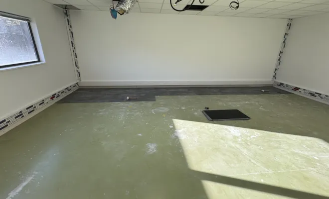 Pose de dalles souples en rénovation des sols au THOLONET, Trets, Ferreol Peinture