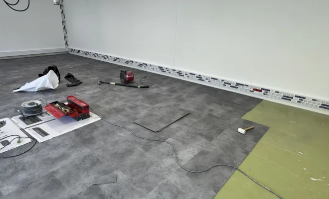 Pose de dalles souples en rénovation des sols au THOLONET, Trets, Ferreol Peinture