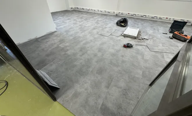 Pose de dalles souples en rénovation des sols au THOLONET, Trets, Ferreol Peinture