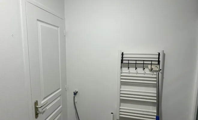 Création d'un accès à un chauffe-eau sur TRETS, Trets, Ferreol Peinture