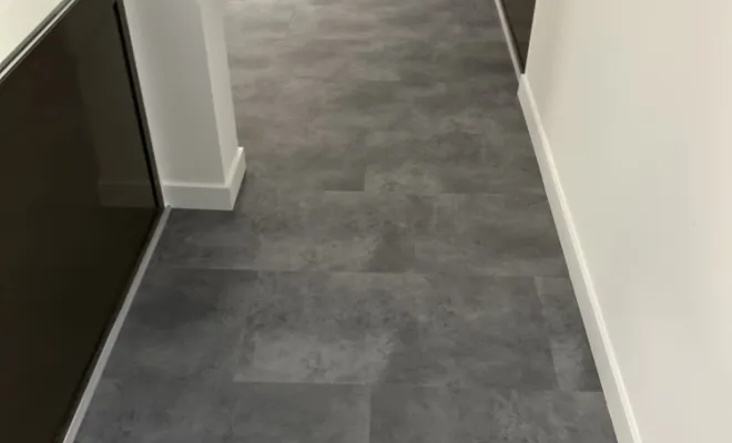 Pose de dalles souples en rénovation des sols au THOLONET, Trets, Ferreol Peinture