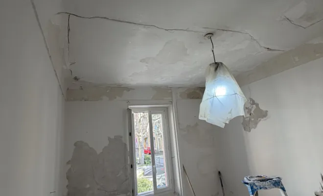 Ouverture des fissures et grattage des parties étoilées sur les murs et plafond.