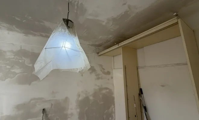 Couche de fixation, pose de la trame de rénovation et ratissage à l'enduit fibré des murs et du plafond 